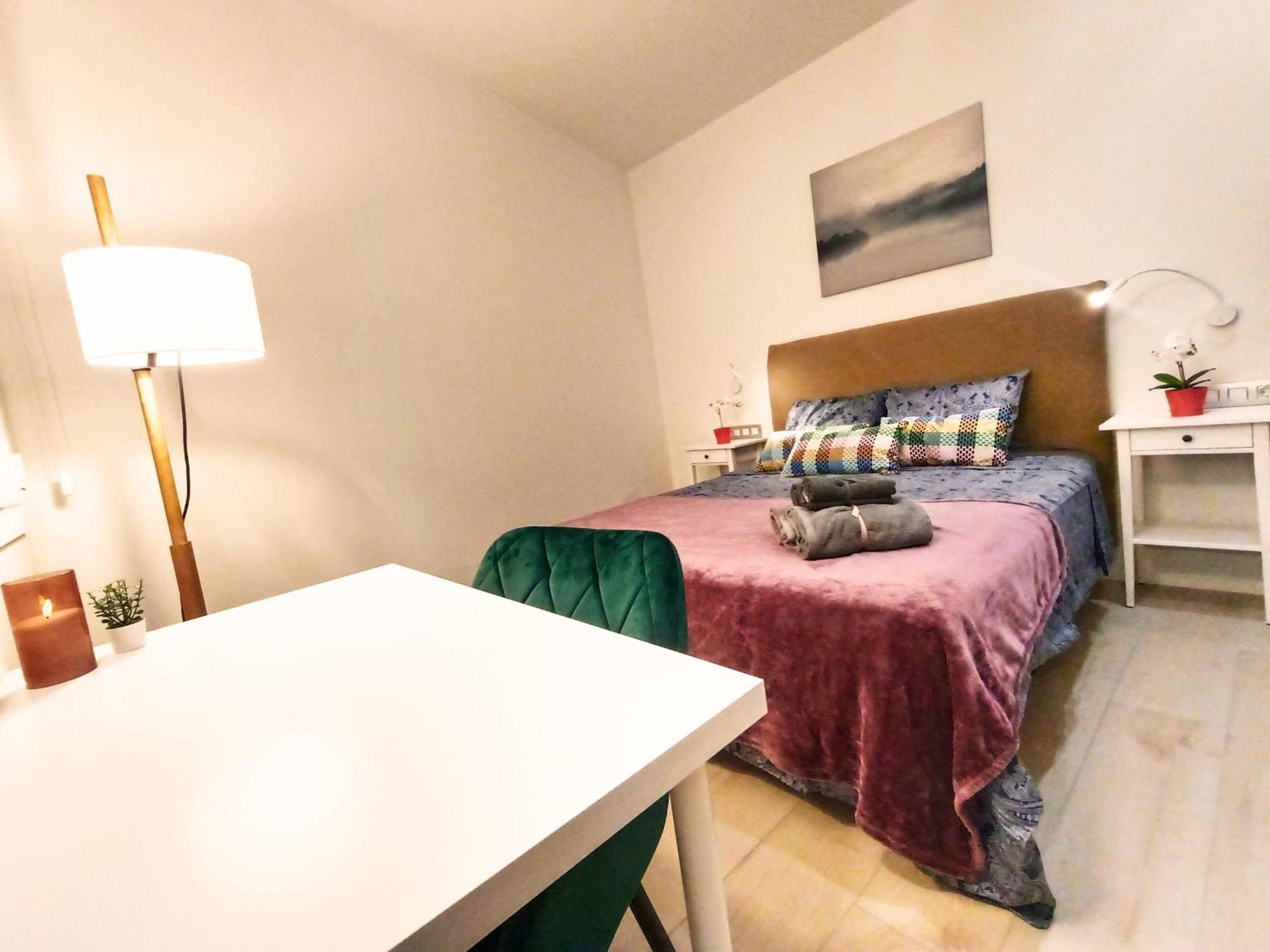 Private Rooms By Plaza Universidad Barcelone Extérieur photo